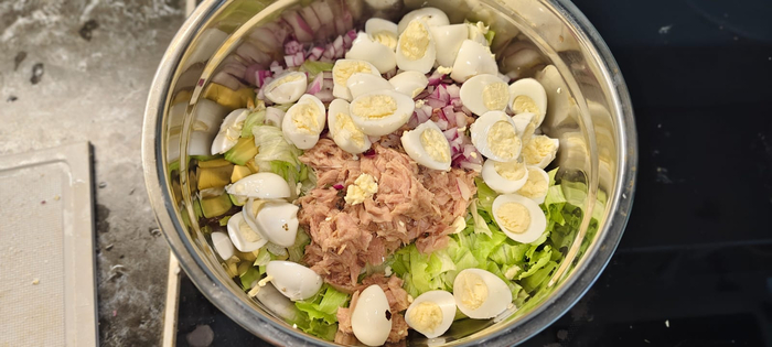 Отваренные яйца разрезаю и в миску