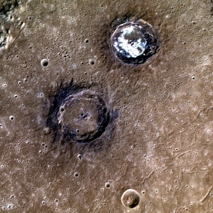 Кратеры Мунк и Сандер. Природа светлого материала пока не имеет объяснения (это точно не лед) / © NASA/Johns Hopkins University Applied Physics Laboratory/Carnegie Institution of Washington