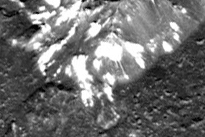 Может ли это быть, например, соль? Тогда Меркурий мог бы быть обладателем подповерхностного соленого океана или обширных водных резервуаров. Нечто подобное мы наблюдали на Церере, карликовой планете в поясе астероидов. И в случае Цереры это точно была соль