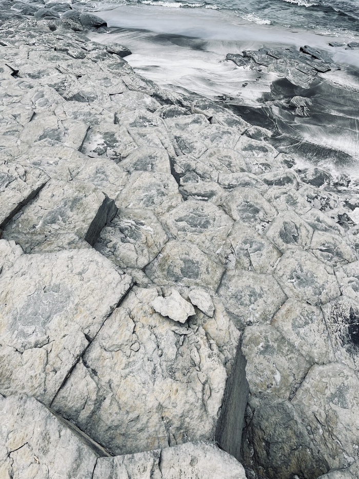 Вулканические породы (как в принципе и весь остров) шестиугольной формы