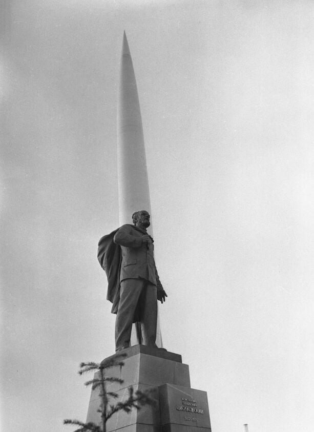 Памятник Константину Эдуардовичу Циолковскому на площади Мира в Калуге, 1965 год. Фото Александр Моклецов