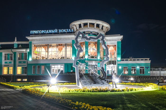 Перед зданием вокзала установлен памятник 170-летию железных дорог России и 110-летию Транссибирской магистрали. Установлен 26 ноября 2007 г.