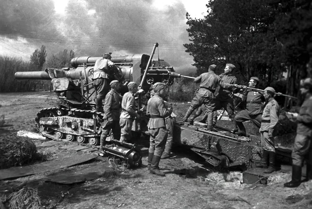 Расчет готовит орудие к выстрелу "прямой наводкой"