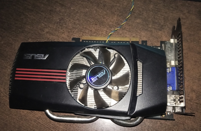 13 лет простояла в пк, работала без нареканий в наилучшем виде. После обновления до 10 винды стал монитор вырубаться сам по себе и пришлось прибегнуть к откату до 7. После этого моник перестал включаться и пришлось её поменять. GTX550