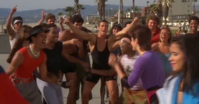 Он настолько старается, что границы между передним и задним планом буквально стёрты.