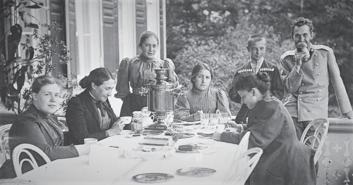 На веранде дома в Абрамцево. Слева направо: Наталья Яковлевна Давыдова, Елизавета Григорьевна Мамонтова, Вера Саввична Мамонтова, Александра Саввична Мамонтова, М. Арцыбушев, Сергей Саввич Мамонтов, Мария Фёдоровна Якунчикова. 1892