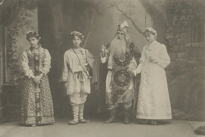Фотография любительская. Сцена из спектакля "Снегурочка" по пьесе А.Н. Островского. 1883. Музей-заповедник Абрамцево.