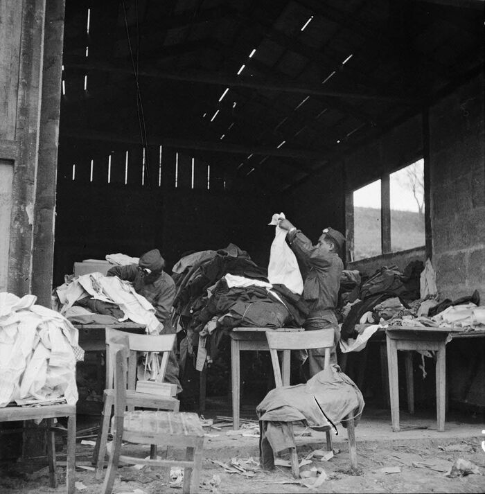 Французские солдаты перебирают и дезинфицируют одежду узников концлагеря Файинген.