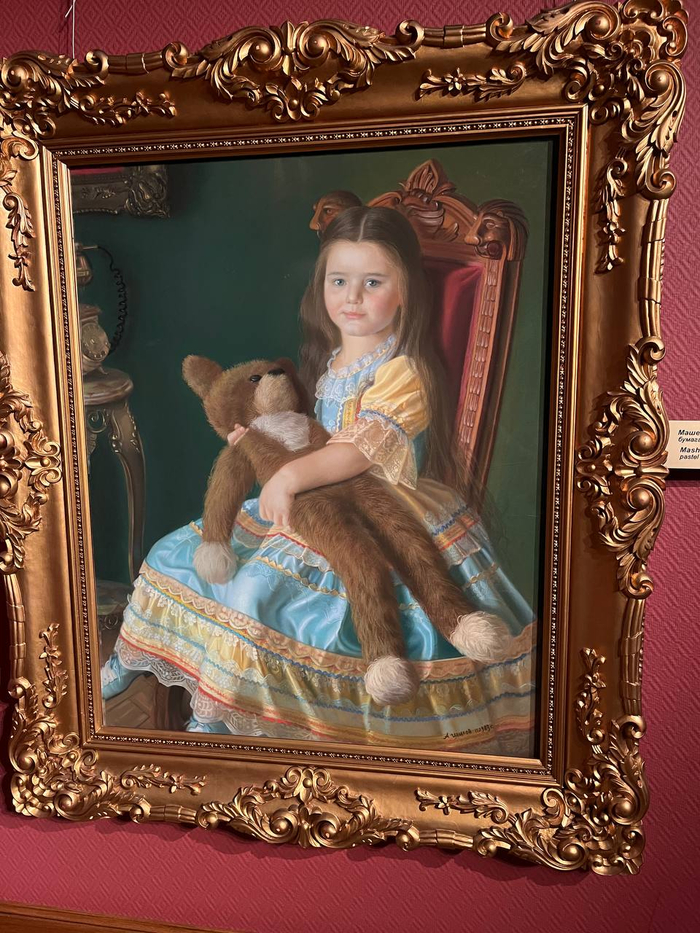 Дочь Александра Шилова, Мария, которая умерла в подростковом возрасте от саркомы. Работа пастелью! Впечатляет детализация, даже сложно понять, что это пастель.