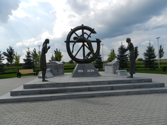 Монумент "Памяти забытой войны, изменившей ход истории" работы Михаила Шемякина.