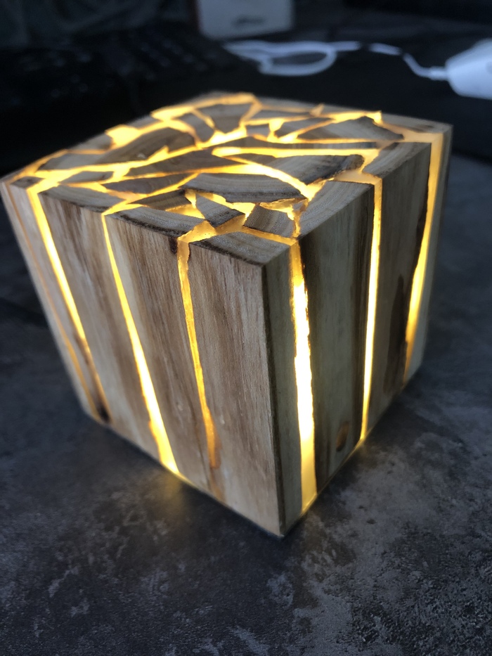 Красивый светильник в виде куба и с теплым светом.
