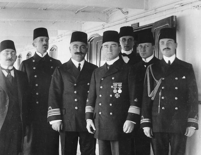 Вице-адмирал Сушон (в центре) с немецкими и турецкими офицерами, 1915 год