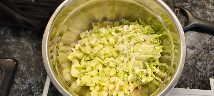 Капусту и огурцы отправляю в миску к яйцам.