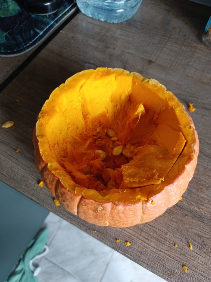 Сначала срезаем всё что можно ножом, потом шлифуем ложкой.