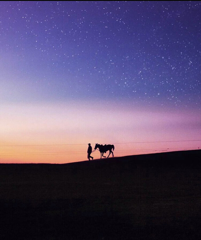 Листья на дороге и самоцветы в банке