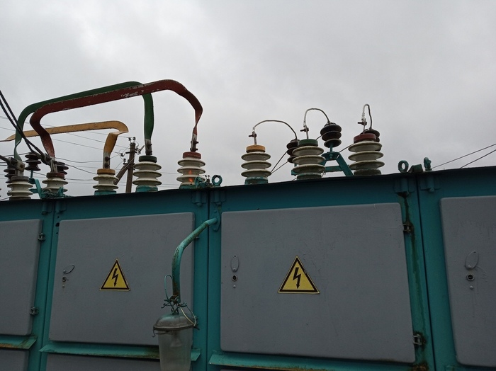 Потеря изоляционных свойств керамики проходного изолятора 10кВ