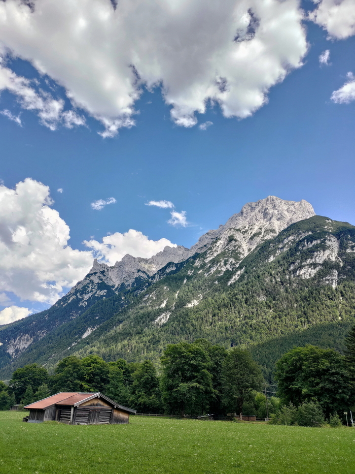 В фотографии гор есть один минус - при съемке на широкоугольник фото совершенно не передает размеры горы, а при более длинном фокусном гора не помещается в кадр :) В данном случае перепад высоты от подножья к вершине - без малого 1500м.