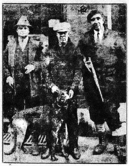 Дика и ее проводник Уинфилд Дюбуа в центре, Дюбуа отказался от денег заявив, что известность, полученная его собакой, сама по себе является наградой