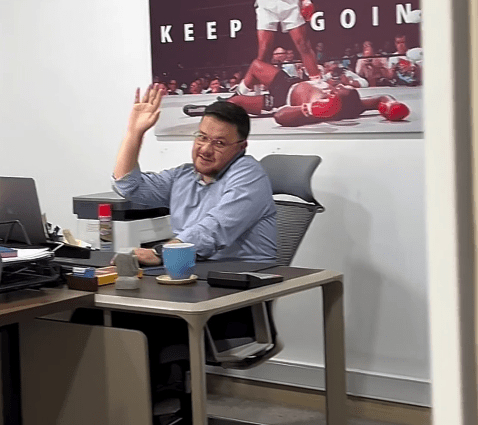 И вот так, с телефоном у уха меня обычно и видят сотрудники 