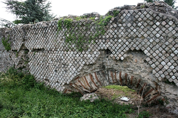 Руины акведука Ромен дю Жир, снабжавшего водой французский Лион