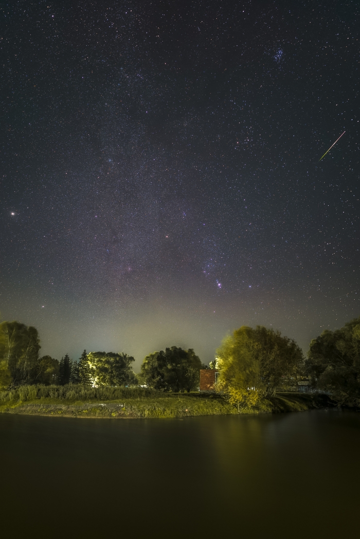 Деревенский пейзаж с Орионом и ярким метеором