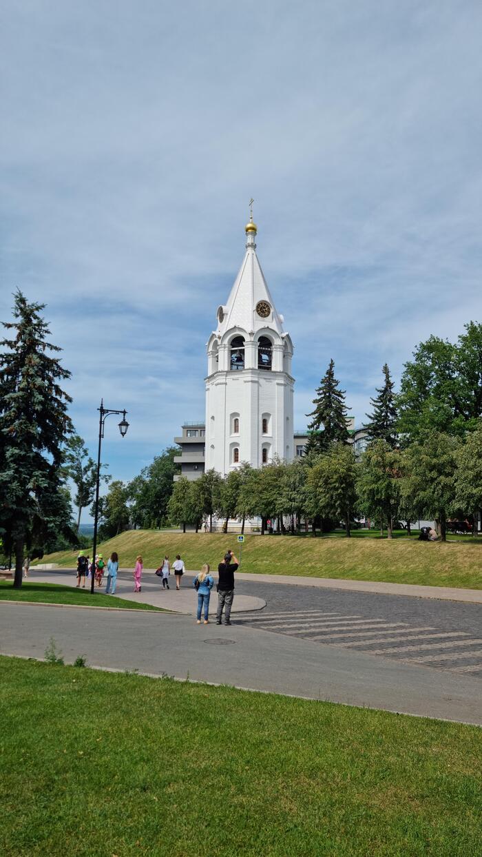 Этот белоснежный маяк внутри Кремля — Спасская колокольня.
