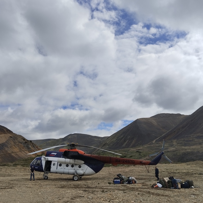 Прилетели на участок, разгрузили вертолет