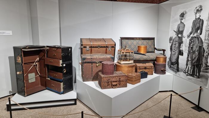 В Дмитриевской башне можно посмотреть, что брали с собой в путь и во что одевались путешественники прошлых веков. Чемоданы, одежда – всё очень атмосферно.