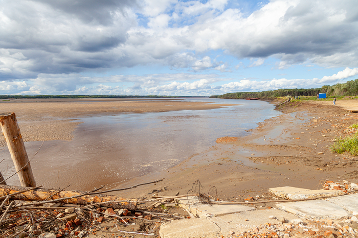 Начало прилива. Иногда можно увидеть волну, которая идет против течения