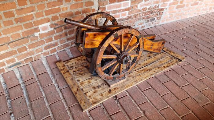 Вот такая вот малышка, вероятно, помогала оборонять стены Кремля в узких проходах.