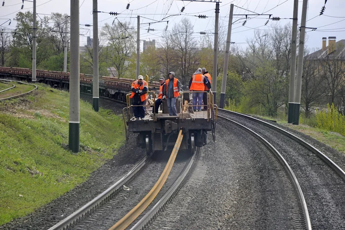 Вот здесь, например, 800-метровый рельс прекрасно гнётся по ходу движения поезда. Фото взято из открытых источников.