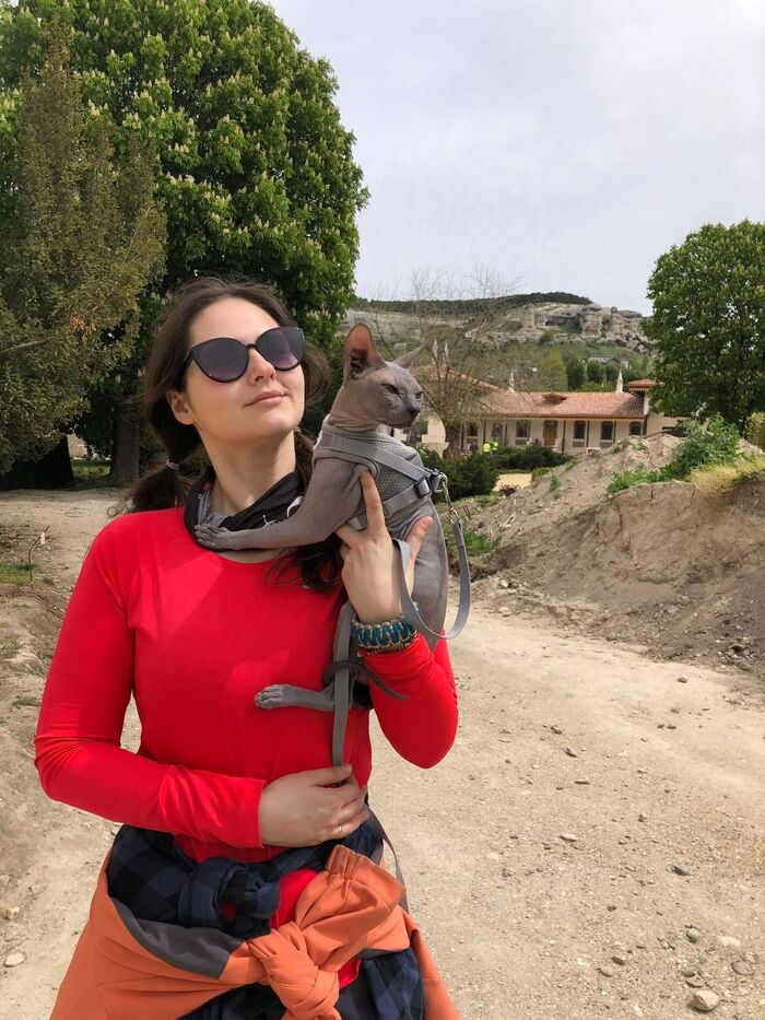 Позади нас Бахчисарайские сфинксы (камни вдали)