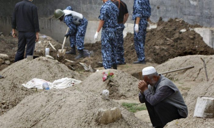 Киргизско-узбекская резня в Оше 1990-ого. Последствия Ошской резни — этническая кровавая распря между киргизами и узбеками на юге Киргизии. Противостояние двух этносов переросло в погромы, убийства, изнасилования и грабежи с обеих сторон.