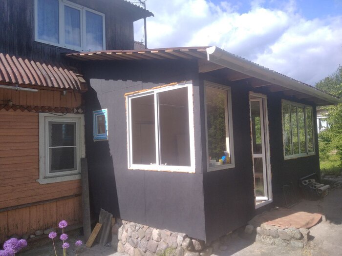 Снаружи все обшили и покрасили в черный. Почему в черный? Потому что, когда руки дойдут до фасада, то его тоже будем красить в черный)