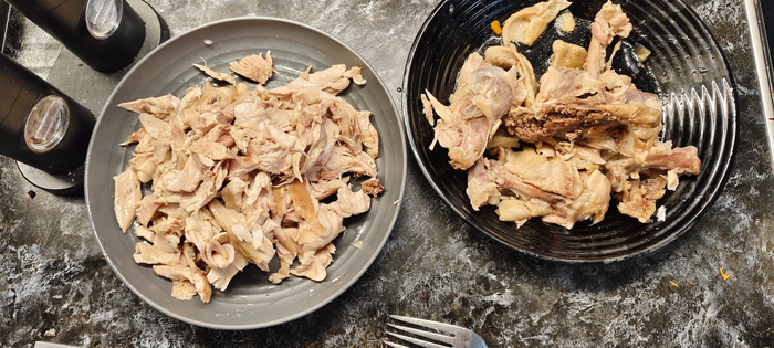 Разделываю мясо. Отделяю кожу и кости