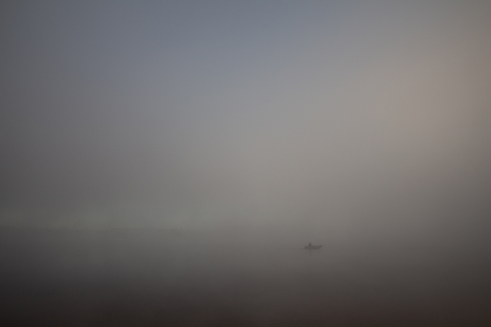 Рыбак утром на Оке