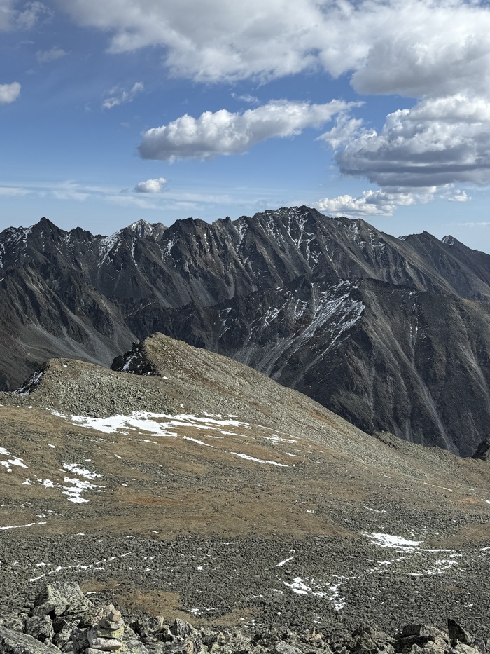 Вид на пик Энергетиков, пик Доктор