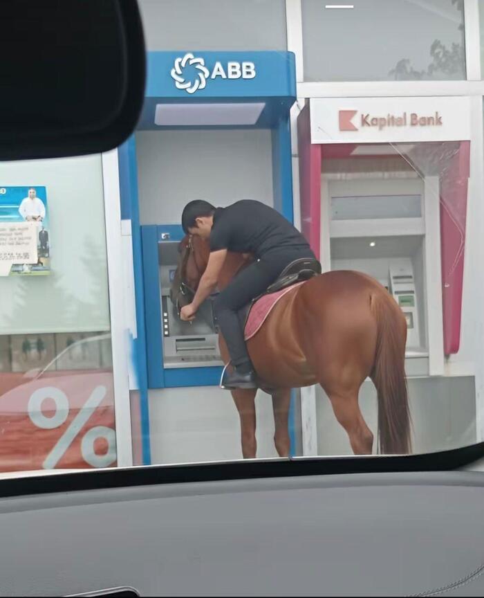 Неудобно, когда пин-код от карты знает только лошадь