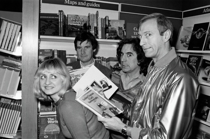 Трое из команды комиков "Монти Пайтон" — Майкл Пэйлин, Терри Джонс и Грэм Чепмен, подписывают экземпляры своих книг. 8 декабря 1980 года. Фото Алисдэр Макдональд.