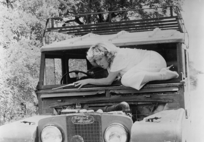 Сандра Принслу на съёмках фильма "Боги, наверное, сошли с ума", 1980 год.