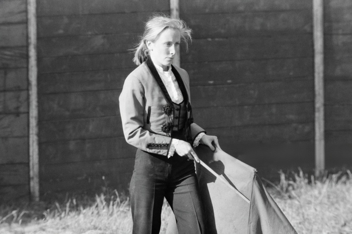 Семнадцатилетняя девушка-тореадор Фисби Бернс из Англии, более известная как Уиззи. 14 июня 1980 года. Фото Аллана Олли.