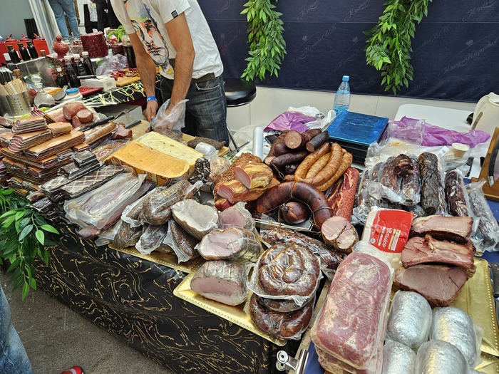 Угощают мясом медовухой сырами