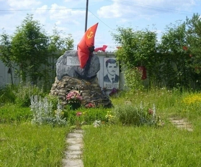 У памятника на месте последнего боя за власть Советов капитан-лейтенанта Игоря Остапенко всегда цветы