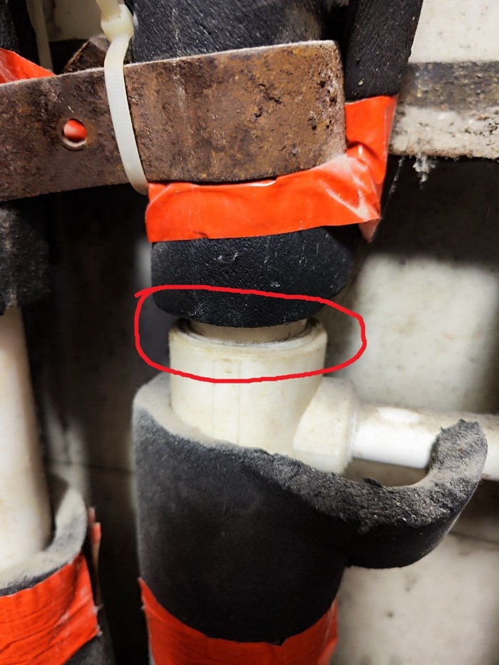 Стык, который намокает.