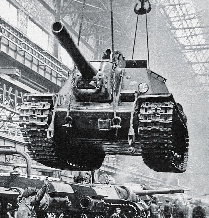 СУ-152 на заводе