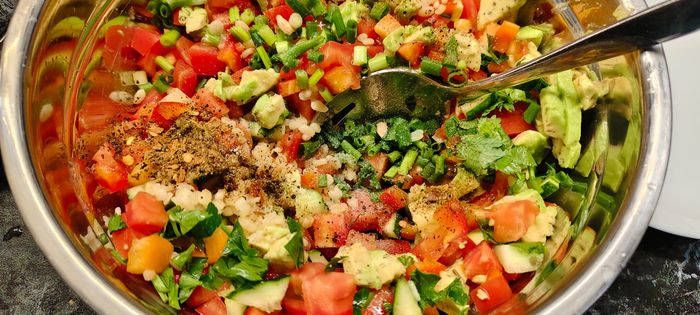 Добавляю оливковое масло, сок половины лимона, соль и перец