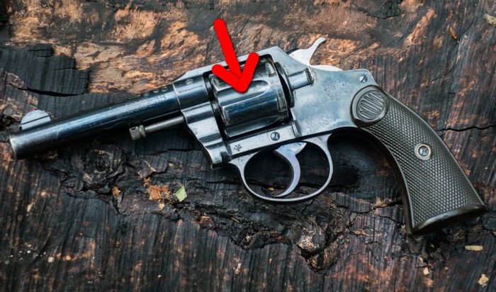 Дол на барабане револьвера служит для облегчения веса оружия и уменьшения усилия нажатия на спусковую скобу при стрельбе самовзводом.