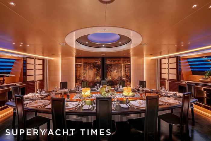 Общая столовая на 12 человек. Дерево и мрамор