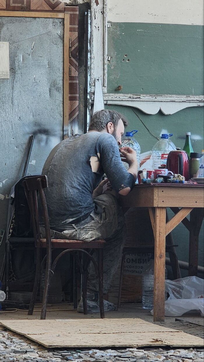 Дыры украшают мужчину