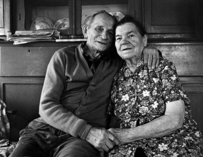 Десять лет её нет, а он всё ещё разговаривает с фотографией. А вы так могли бы?